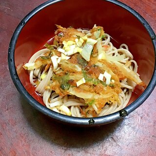 青じそと玉葱のかき揚げのぶっかけ冷やし蕎麦。